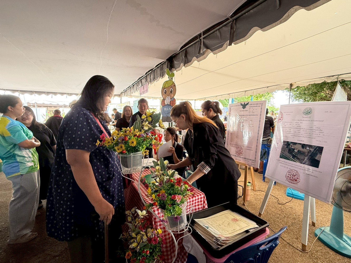 title - วันที่ 22 เมษายน 2569 นายวิทูล ประดิษฐบุญ ปฏิรูปที่ดินจังหวัดปราจีนบุรี  พร้อมด้วย เจ้าหน้าที่ ส.ป.ก.ปราจีนบุรี เข้าร่วมโครงการจังหวัดเคลื่อนที่  โครงการ 